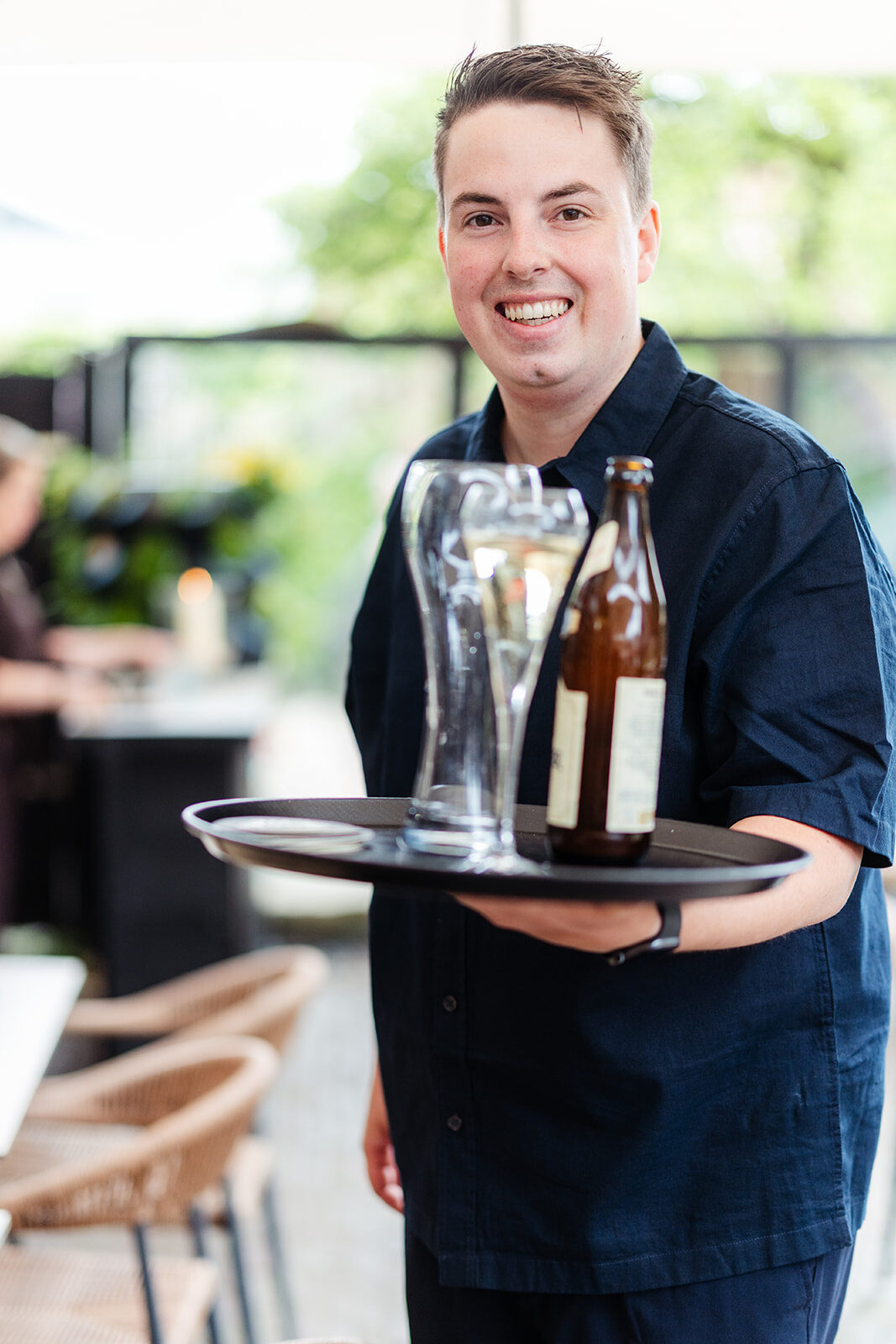 Bediening met een dienblad vol drankjes