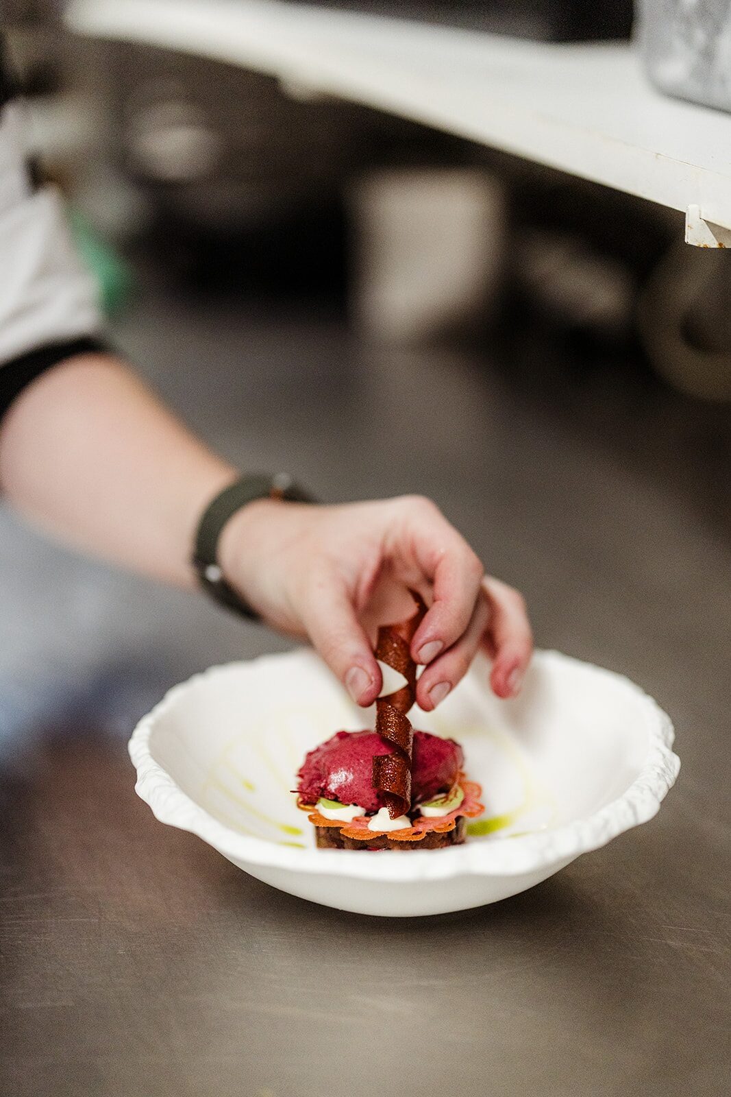 Garnering wordt op een gerecht geplaatst