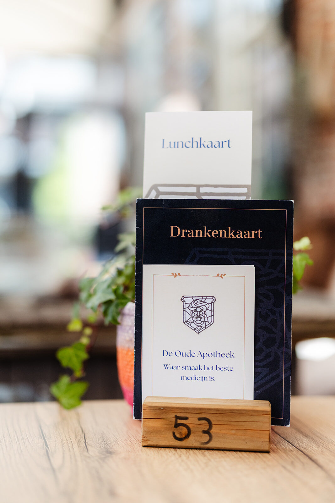 Lunchkaart en drankenkaart op een gedekte tafel