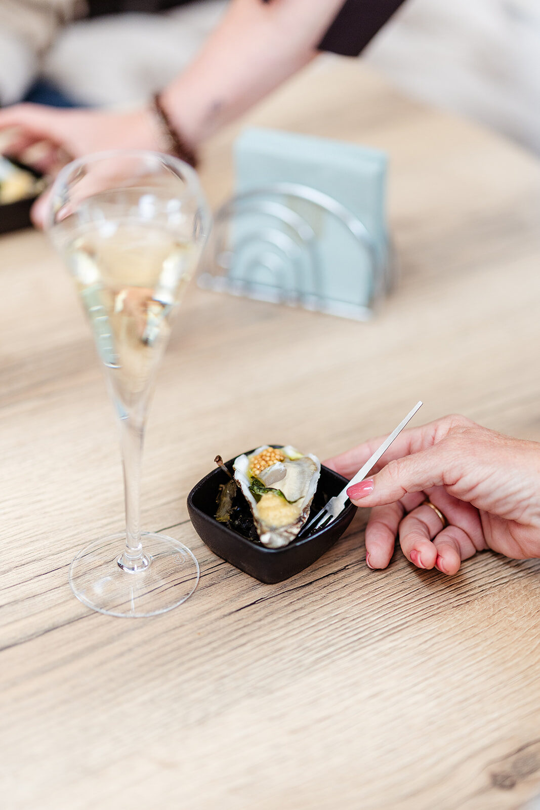 Amuse met een glas champagne op tafel