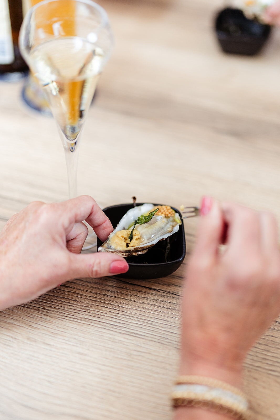 Amuse en champagne aan tafel