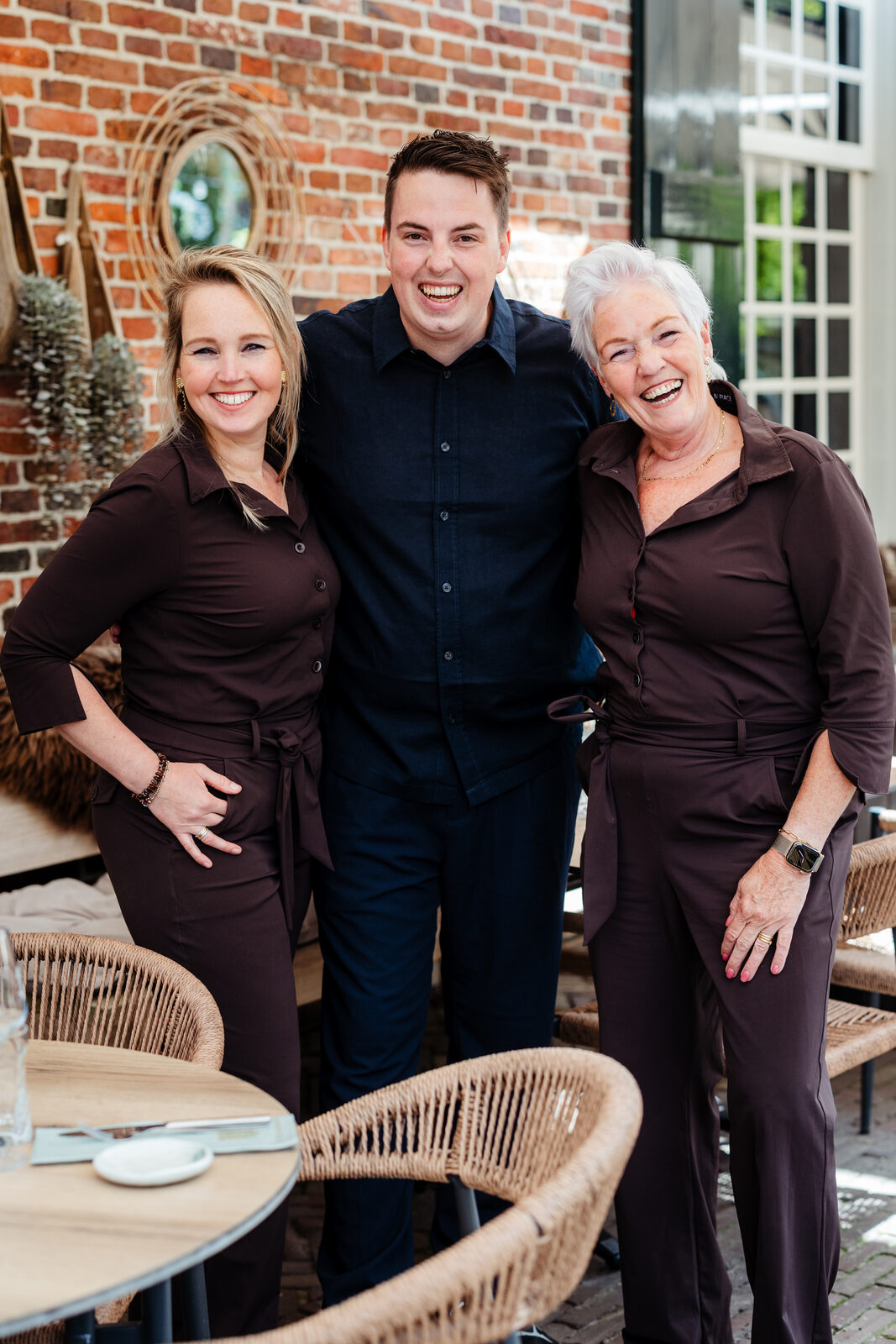Teamleden voor de gevel van het restaurant