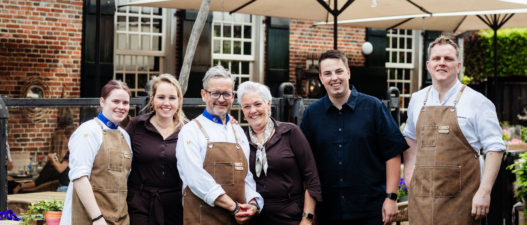 Het team van De Oude Apotheek in de tuin achter het restaurant