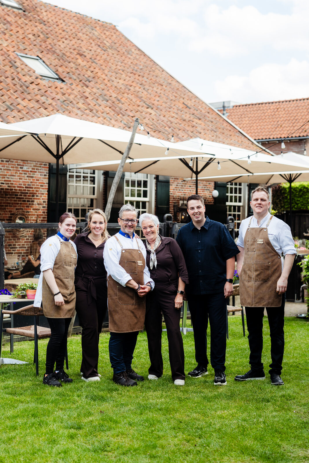 Het team van De Oude Apotheek in de tuin achter het restaurant