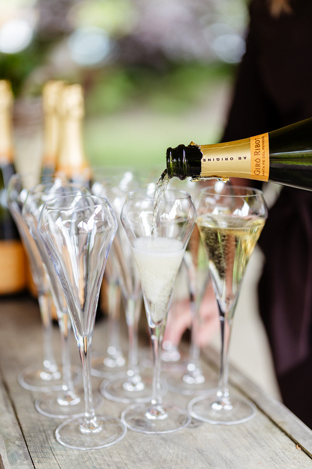 Champagne wordt ingeschonken op het tuinterras