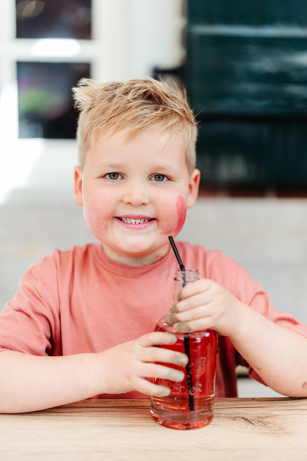 Kind met limonade op het tuinterras