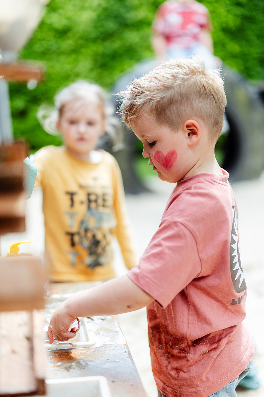 Kinderen aan tafel op het tuinterras