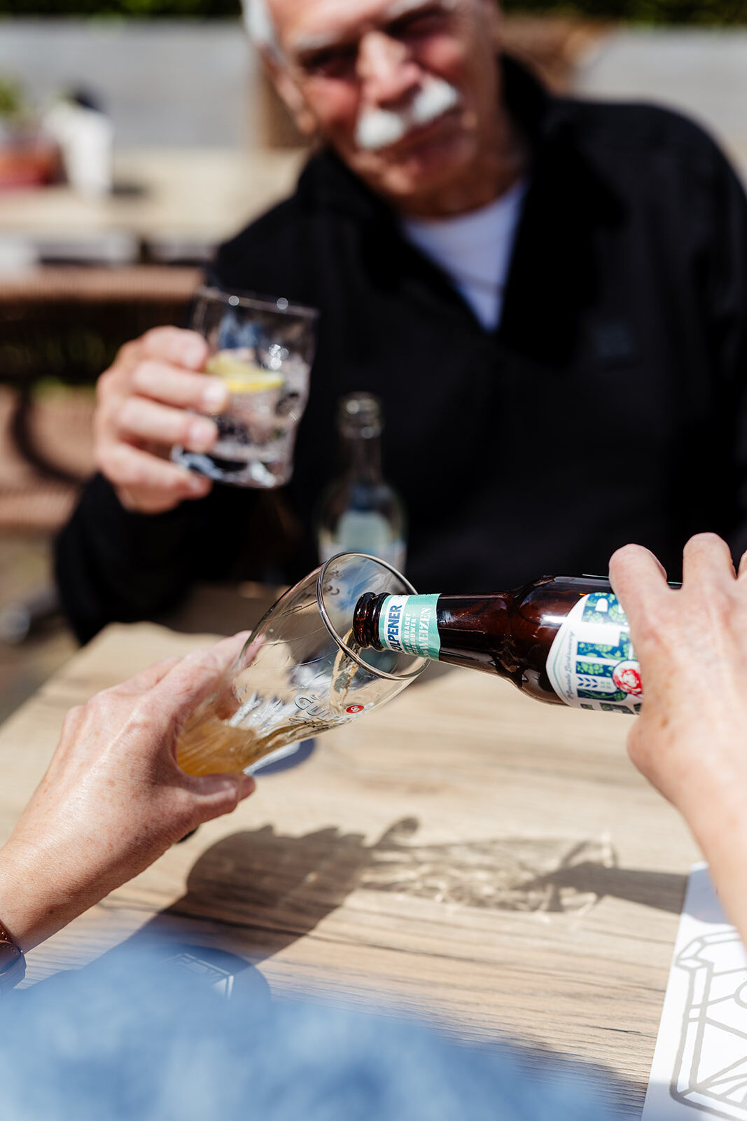 Proost aan tafel op het tuinterras